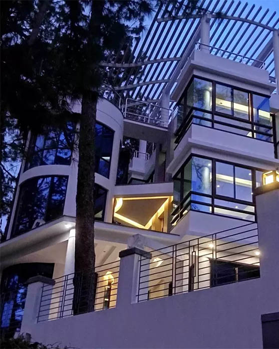 7-BR residential iconic house in a gated subdivison