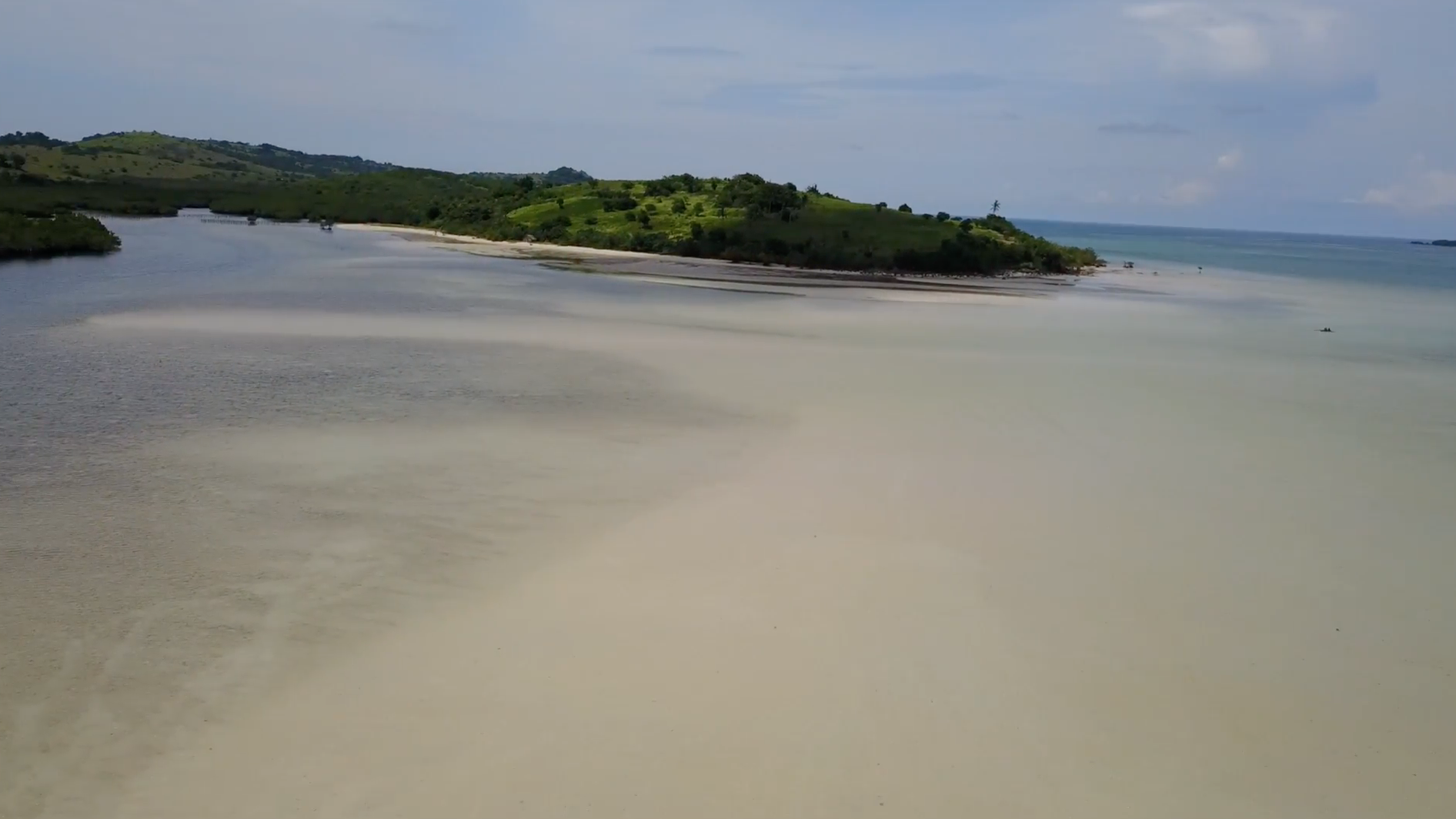 Perfect getaway beachfront property with sandbar in Caramoan - Image# 3