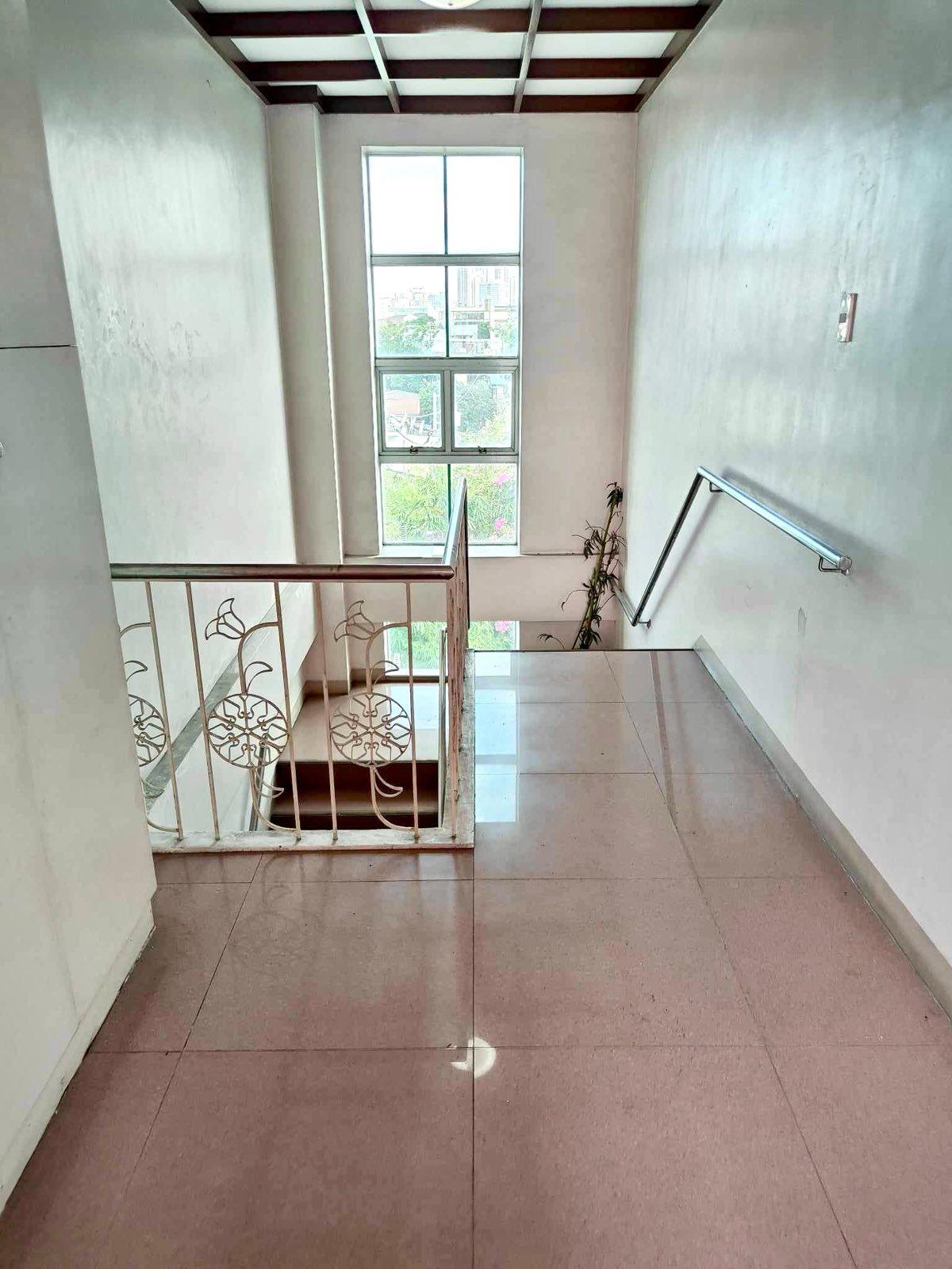 4-Storey Building in Mandaluyong - Image# 2